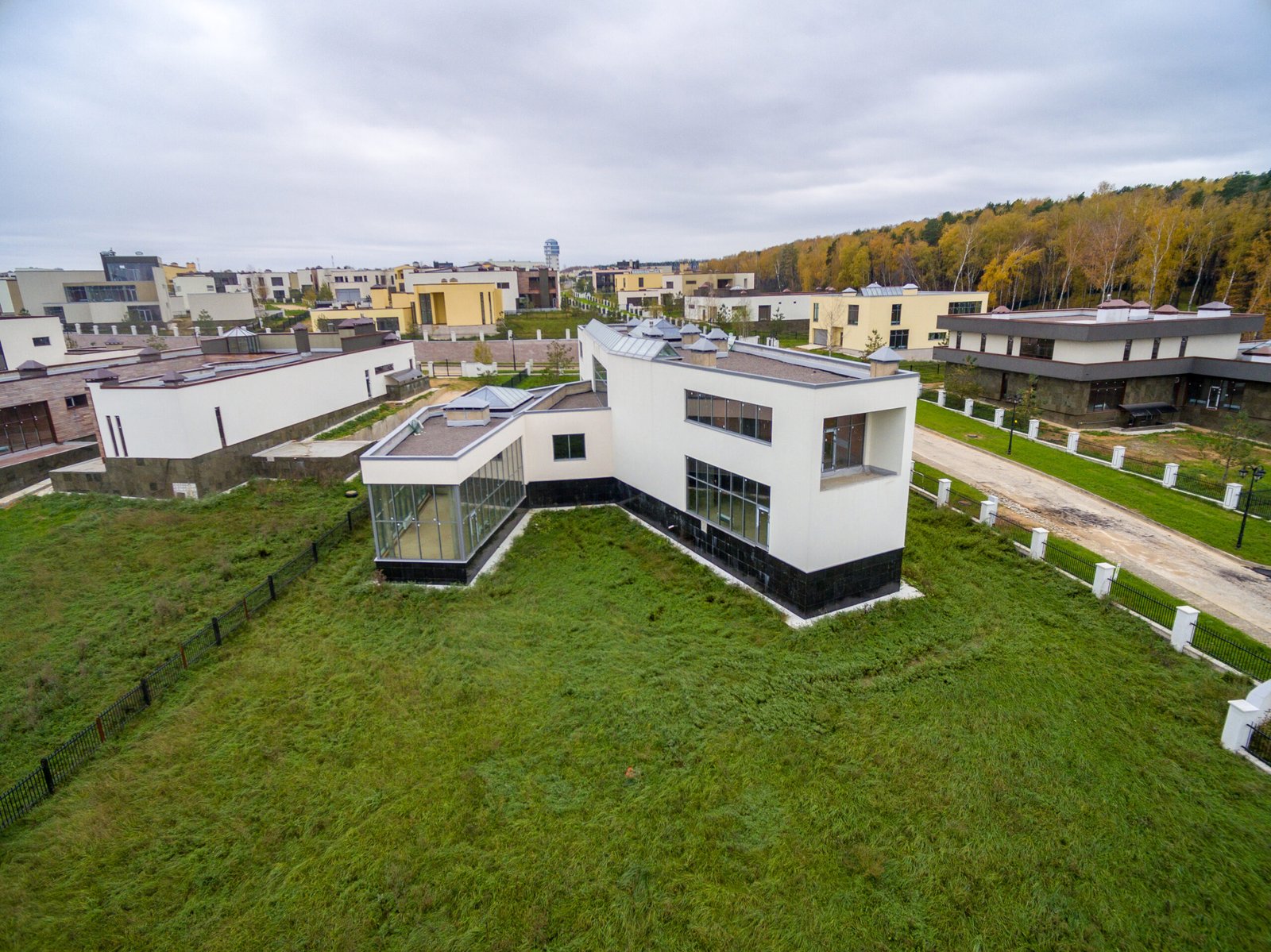 Modern flat-roofed suburban houses | Apex Garage