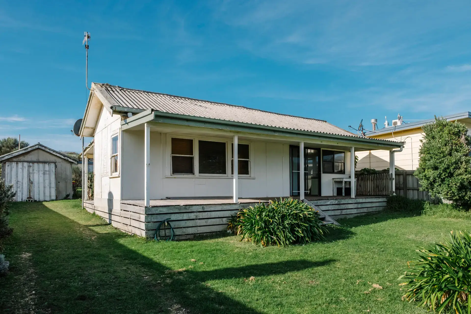 Single-story white house | Apex Garage